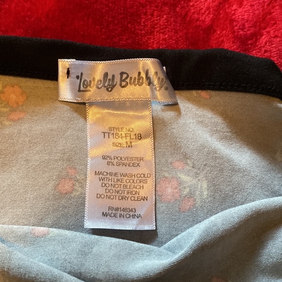 Black crop top with red Flowers - Picture 3 of 3